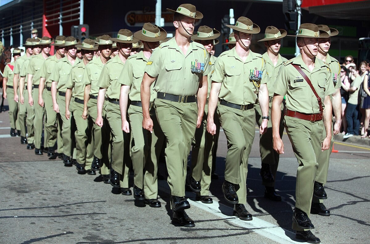 Australian_soldiers_with_the_5th_Battalion,_Royal_Australian_Regiment_march_in_an_Anzac_Day_parade_in_Darwin,_Australia,_April_25,_2013_130425-M-AL626-013