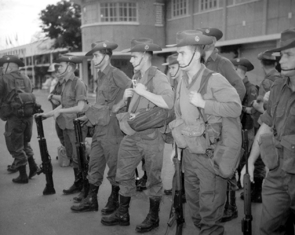 Troops_of_Royal_Australian_Regiment_After_Arrival_at_Tan_Son_Nhut_Airport