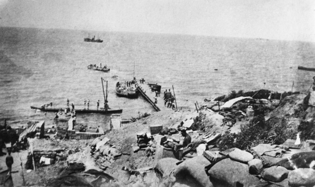 Landing stores at Watson's Pier, Gallipoli, 1915.