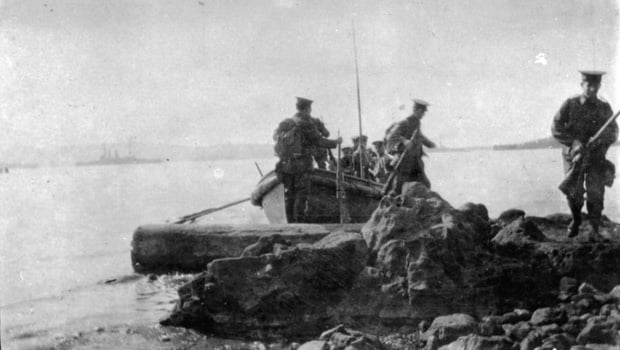 Anzac soldiers landing at Gallipoli in 1915.